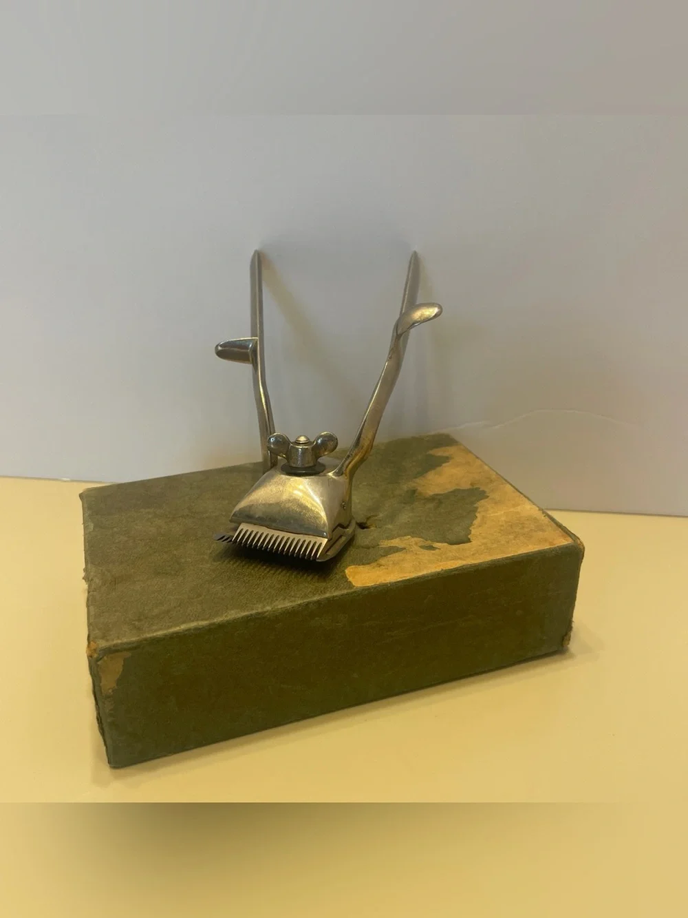 Vintage Handheld Silver Men’s Hair Clipper - Silver
